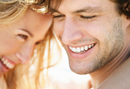 Khó có một người phụ nữ nào có thể cưỡng lại một nụ cười chứa “sét” Ảnh: 24h