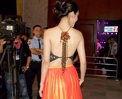 Nay thì, phong cách sexy đang dần trở nên quen thuộc với nàng Á hậu quê kiểng một thời Xem thêm: Không còn sốc khi Sao Việt nghiện... khoe rốn / Hoàng Thùy Linh: Mộc mạc mà nên...duyên / Sao Việt và những chiếc váy ren biết nói / Chiêm ngưỡng Sao Việt diện thời trang...quê / Lộ diện thần tượng thời trang đầu tiên của F-idol
