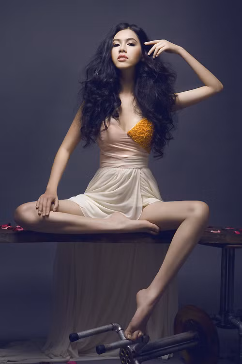 Hoang dại hơn trong hình ảnh tóc xù Xem thêm: Không còn sốc khi Sao Việt nghiện... khoe rốn / Hoàng Thùy Linh: Mộc mạc mà nên...duyên / Sao Việt và những chiếc váy ren biết nói / Chiêm ngưỡng Sao Việt diện thời trang...quê / Lộ diện thần tượng thời trang đầu tiên của F-idol
