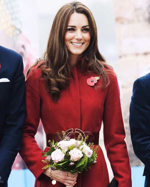 Mái tóc bồng bềnh của Catherine Middleton Sau đám cưới hoàng gia Anh, công nương Catherine Middleton đã gây một cơn sốt lớn về thời trang trên toàn thế giới. Mái tóc dài với những lọn xoăn nhẹ được coi là thương hiệu của Kate Middleton. Cô thường xuyên chọn kiểu tóc đơn giản này khi xuất hiện tại các sự kiện. Với mái tóc thế này, bạn chỉ cần chăm chút đến những nếp sóng ở ngọn và tạo kiểu búi đơn giản.