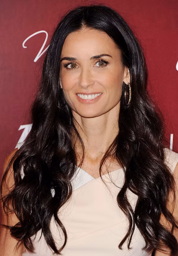 Mái tóc bóng mượt của Demi Moore Mặc dù đã bước sang tuổi 49 nhưng với mái tóc dài bóng mượt, nữ diễn viên trong phim "Hồn ma" vẫn trẻ trung và xinh đẹp lạ thường. Kiểu tóc là sự kết hợp ấn tượng giữa màu đen bóng với kiểu cắt đơn giản. Bạn chỉ cần làm xoăn và cắt thẳng ở phần ngọn, đồng thời chăm chỉ chăm sóc để tóc luôn có độ bóng sáng.