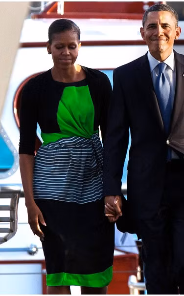 Phu nhân tổng thống Mỹ bà Michelle Obama cũng lọt vào top 10 "Sao" mặc đẹp nhất tuần qua với vị trí thứ 5. Bà diện chiếc váy màu xanh và đen kết hợp với kẻ ngang màu trắng khi cùng chồng thăm Trân Châu Cảng.