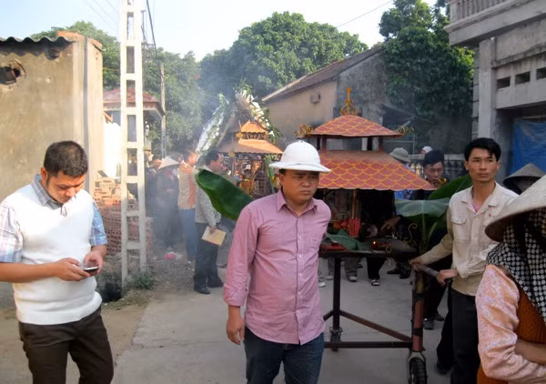 Cháu Khánh Vân đã vĩnh viễn rời xa anh Quế, lìa xa cõi trần thế để theo mẹ về cõi vĩnh hằng. (Ảnh NP)