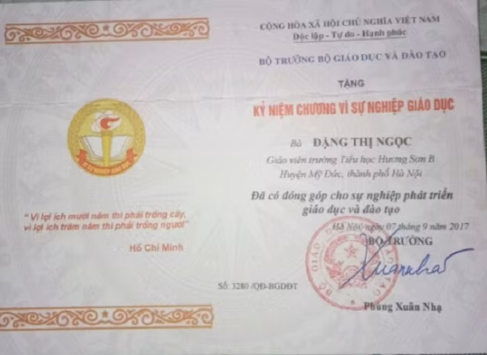 Cô Đặng Thị Ngọc công tác 23 năm, được nhận kỷ niệm chương, cô bị cắt hợp đồng trước khi nghỉ hưu (Ảnh: Vũ Ninh) Cô Đặng Thị Ngọc công tác 23 năm, được nhận kỷ niệm chương, cô bị cắt hợp đồng trước khi nghỉ hưu (Ảnh: Vũ Ninh)