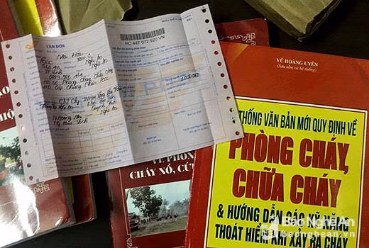 Tài liệu được các đối tượng lừa đảo bán với giá gấp 5-7 lần giá thị trường (Ảnh: Báo Nghệ An)