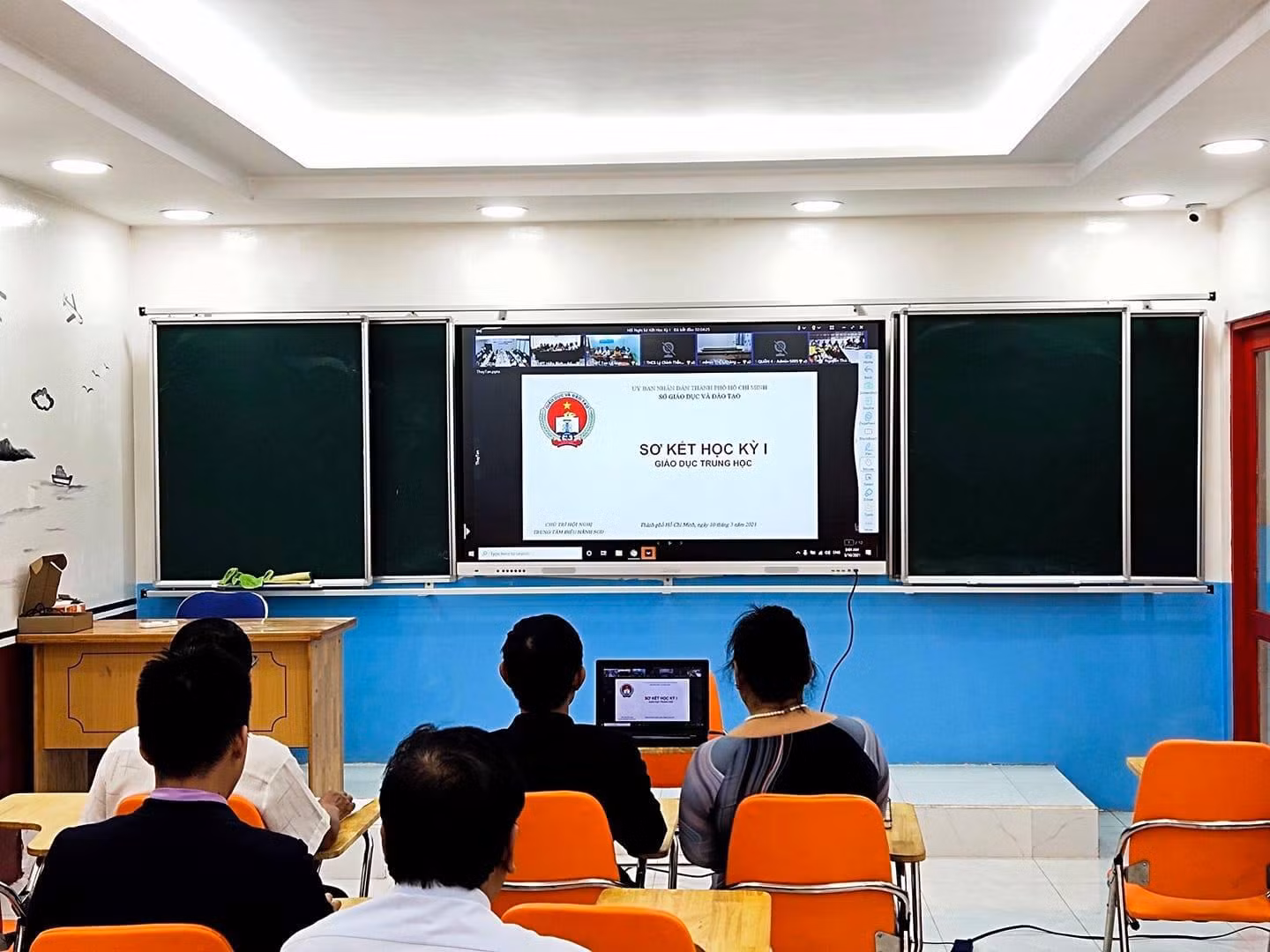 Một điểm cầu trực tuyến tham dự hội nghị sơ kết học kỳ 1 bậc trung học (ảnh: CTV) Một điểm cầu trực tuyến tham dự hội nghị sơ kết học kỳ 1 bậc trung học (ảnh: CTV)