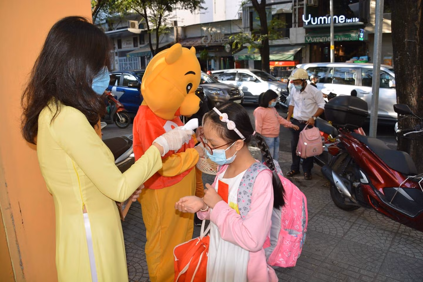 Học sinh trường tiểu học Nguyễn Bỉnh Khiêm được lì xì ngay từ cổng vào (ảnh: NTCC)