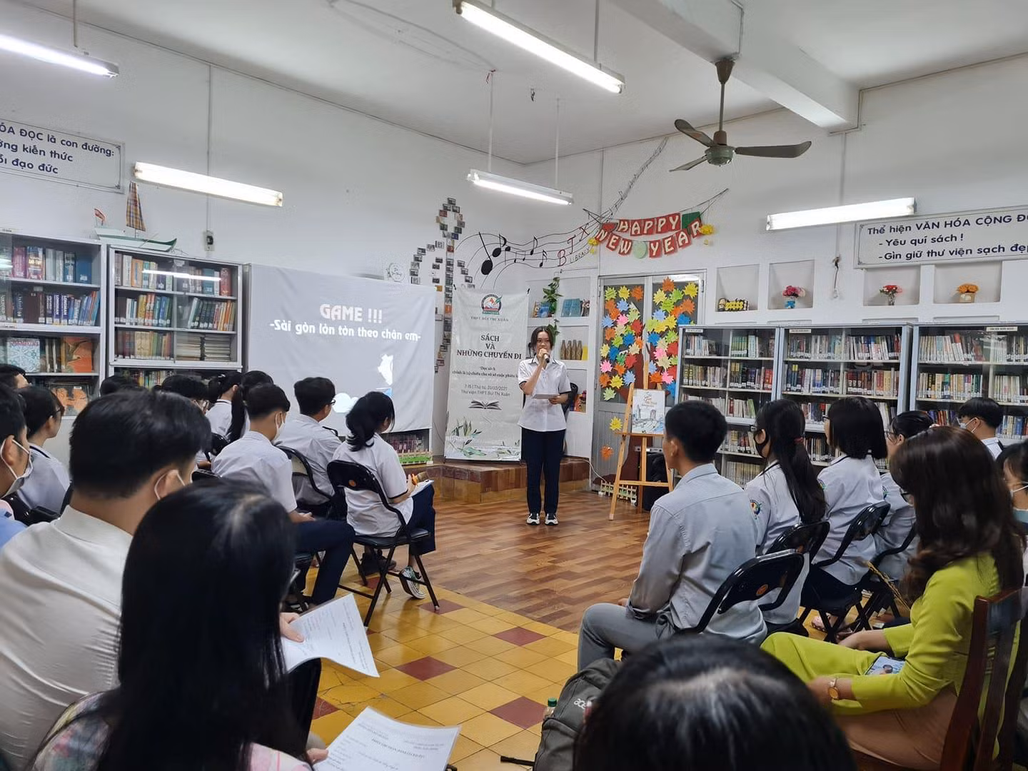 Buổi báo cáo tiết học dự án "Sách và những chuyến đi" của lớp 10A13 (Ảnh: P.L)