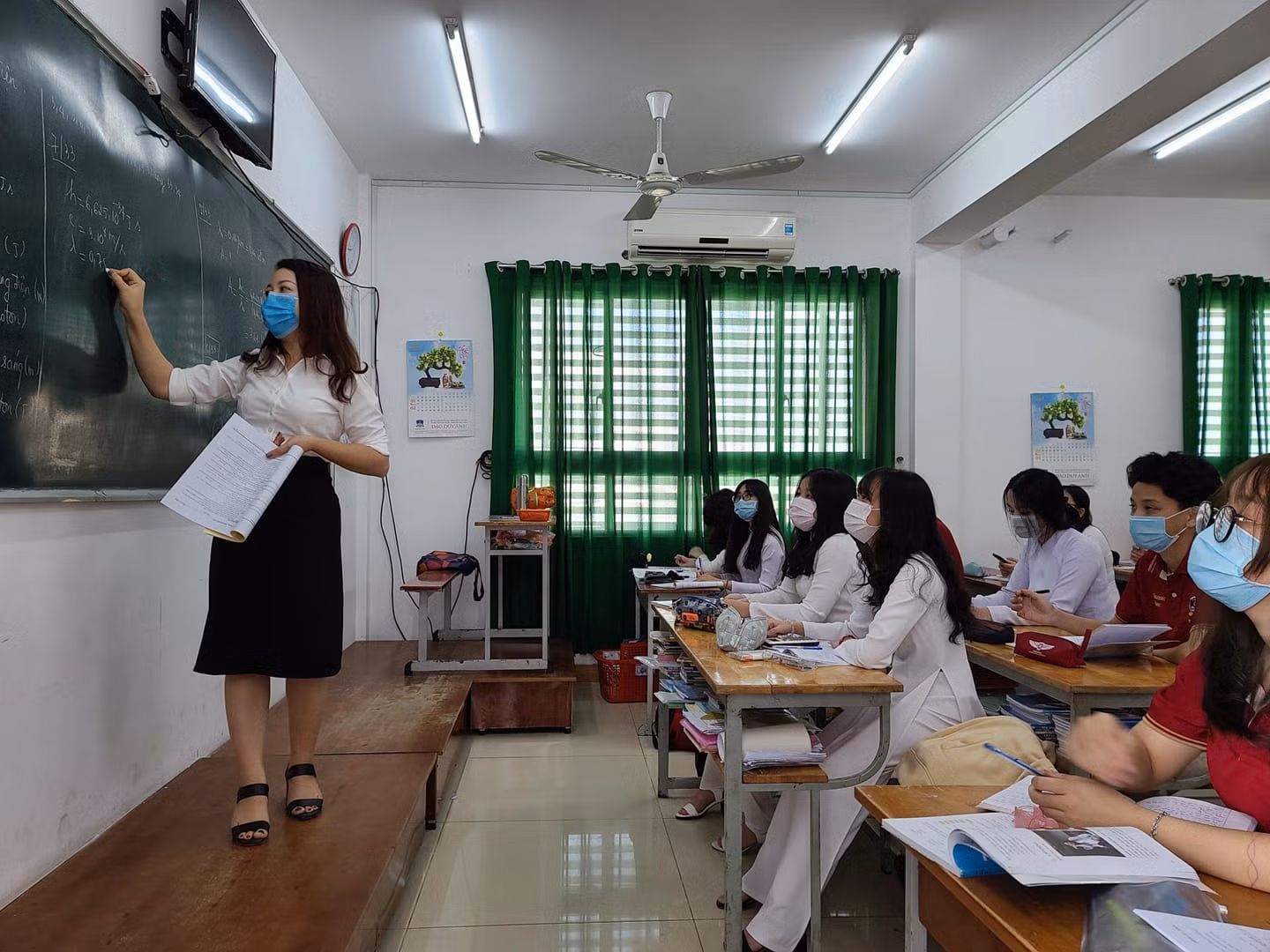 Học sinh trường Đào Duy Anh đeo khẩu trang phòng dịch trong lớp học (ảnh: T.M)