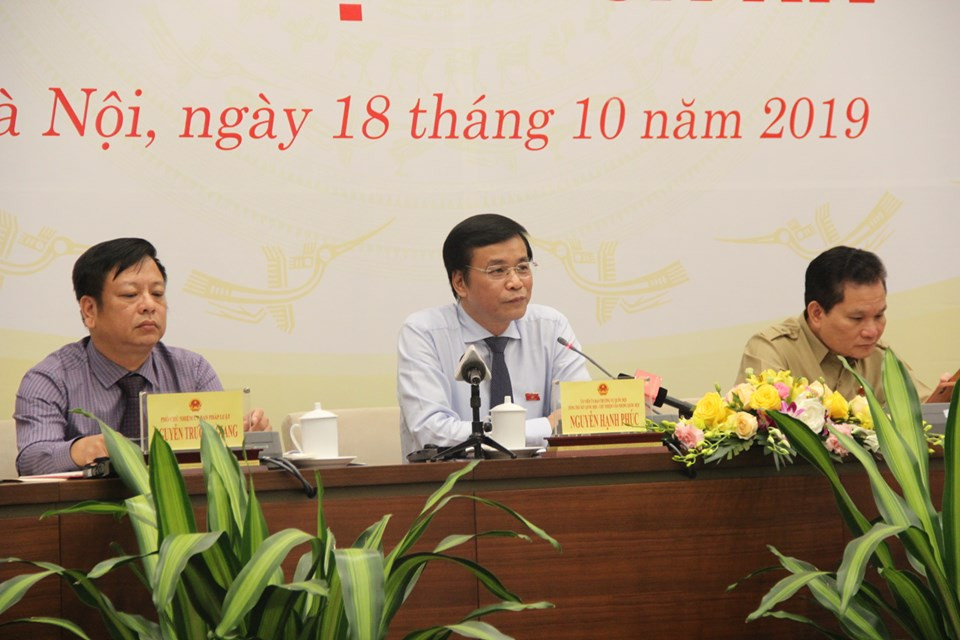 Tổng Thư ký Quốc hội Nguyễn Hạnh Phúc (giữa ảnh) chủ trì cuộc họp báo. Ảnh: Đỗ Thơm