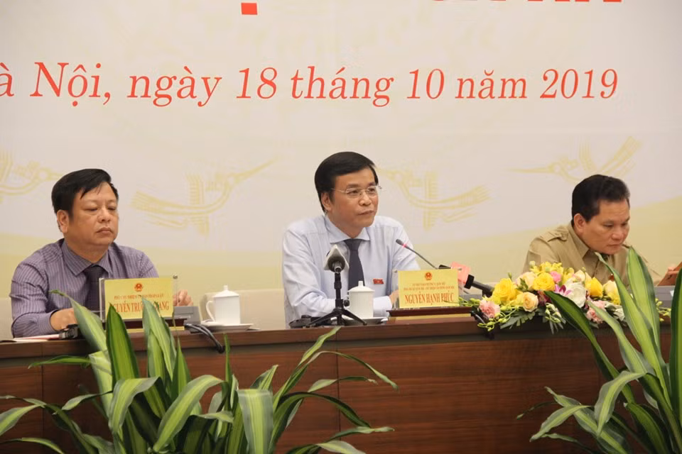 Tổng Thư ký Quốc hội Nguyễn Hạnh Phúc (giữa ảnh) chủ trì cuộc họp báo. Ảnh: Đỗ Thơm Tổng Thư ký Quốc hội Nguyễn Hạnh Phúc (giữa ảnh) chủ trì cuộc họp báo. Ảnh: Đỗ Thơm