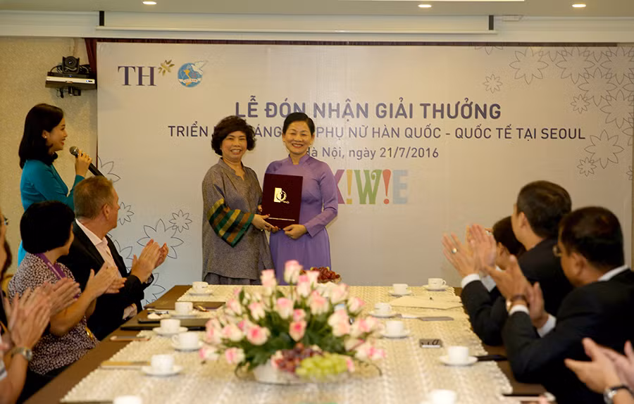 Phó Chủ tịch Hội Liên hiệp phụ nữ Việt Nam Trần Thị Hương trao lại giải Đặc biệt cho bà Thái Hương - Chủ tịch HĐQT Tập đoàn TH cho sản phẩm sữa tiệt trùng bổ sung collagen - sản phẩm có tính sáng tạo xuất sắc năm 2016. Phó Chủ tịch Hội Liên hiệp phụ nữ Việt Nam Trần Thị Hương trao lại giải Đặc biệt cho bà Thái Hương - Chủ tịch HĐQT Tập đoàn TH cho sản phẩm sữa tiệt trùng bổ sung collagen - sản phẩm có tính sáng tạo xuất sắc năm 2016.