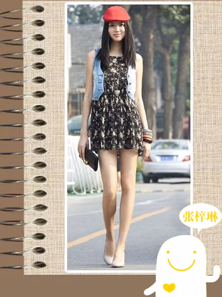 Là Hoa hậu nhưng Trương Tử Lâm cũng giống tất cả những bạn gái khác, yêu thích kiểu váy ngắn đơn giản với họa tiết hoa trẻ trung và đeo nhiều vòng ở tay khi đi dạo phố. Xem thêm: Phong cách thời trang Sao Việt.