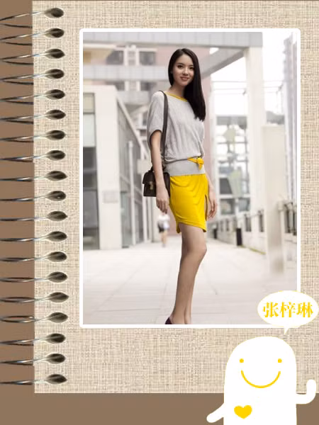 Quyến rũ và thanh lịch với bộ đầm bó sát mang gam vàng và xám tro. Xem thêm: Phong cách thời trang Sao Việt.