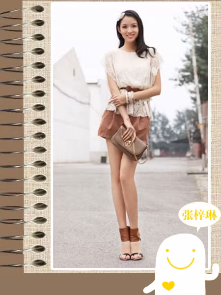 Cũng có lúc cô nàng chọn cho mình những chiếc váy xòe màu sắc rất xì tin, mix cùng áo phông, khỏe khoắn lại nữ tính. Xem thêm: Phong cách thời trang Sao Việt.