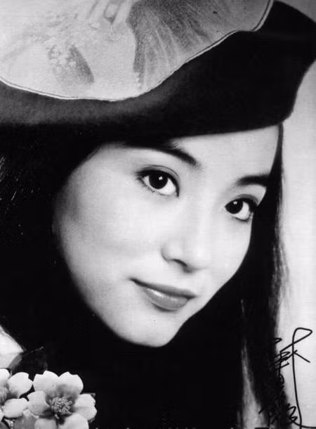 Lâm Thanh Hà hiếm khi cười tươi, đôi môi lúc nào cũng chúm chím hoa đào. Xem thêm: Thư Kỳ hóa "Nàng tiên cá" hớp hồn các đấng mày râu.