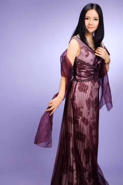 Quý bà thời trang, quý phái với đầm tím. (Ảnh: 2sao) Xem thêm: "Mỹ nữ Trời Ban" - Lâm Thanh Hà như mây, như khói, lại như sương.