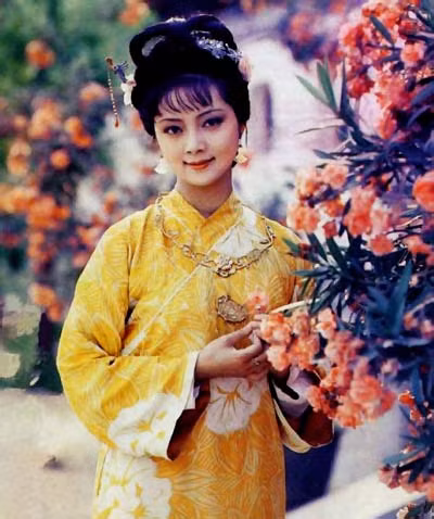 Tiết Bảo Thoa không đa sầu đa cảm như Lâm Đại Ngọc, Tiết Bảo Thoa khiến trái tim đàn ông phải lay động vì vẻ đẹp sắc sảo, sự thông minh hoạt bát ánh lên qua nụ cười và từng cử chỉ. (Ảnh: 2sao) Xem thêm: "Mỹ nữ Trời Ban" - Lâm Thanh Hà như mây, như khói, lại như sương.