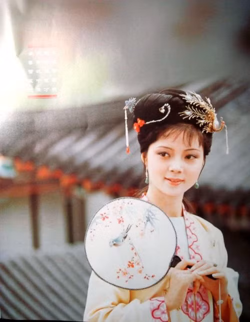 Cùng với Lâm Đại Ngọc, Tiết Bảo Thoa được coi là một trong hai tạo hình mỹ nhân cổ trang đẹp nhất thập niên 80 của điện ảnh Hoa ngữ. (Ảnh: vietbao) Xem thêm: "Mỹ nữ Trời Ban" - Lâm Thanh Hà như mây, như khói, lại như sương.