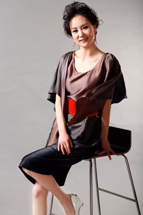 Diện style thời trang hiện đại, mỹ nhân họ Lưu sành điệu, quyến rũ không thua kém đàn em. Xem thêm: Mỹ nữ Trời ban (P1): Lâm Thanh Hà - Như mây, như gió, lại như sương. Diện style thời trang hiện đại, mỹ nhân họ Lưu sành điệu, quyến rũ không thua kém đàn em. Xem thêm: Mỹ nữ Trời ban (P1): Lâm Thanh Hà - Như mây, như gió, lại như sương.
