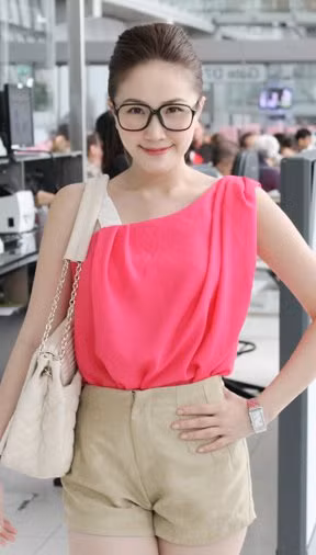 Hồng là gam màu làm nên dấu ấn rất riêng của Bảo Thy từ khi mới bước chân vào con đường âm nhạc. Xem thêm: Điểm danh những chiếc cằm mới của Sao Việt / Bí quyết trang điểm thành mỹ nhân.