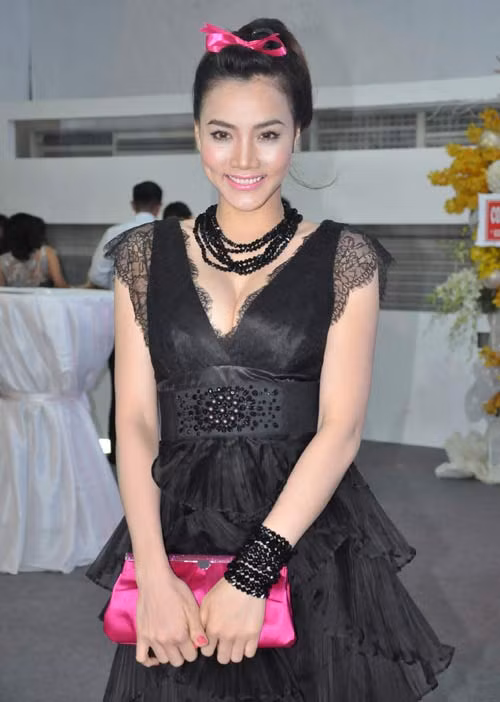 4. Trang Nhung Có thể nói Trang Nhung là một trong những người đẹp có phong cách thời trang khá phập phù. Đôi khi ta bắt gặp cô trong những bộ cánh rất thời trang quyến rũ, gợi cảm nhưng đôi khi cô lại như đang quá gồng mình để hóa thân thành một cô nàng trẻ trung, ngây thơ khiến tuổi tác và phong cách trở nên thật khập khiễng, không hề ăn nhập. Điểm yếu của Trang Nhung là sử dụng màu hồng chưa thực sự đúng lúc, đúng chỗ. Xem thêm: Điểm danh những chiếc cằm mới của Sao Việt / Bí quyết trang điểm thành mỹ nhân.