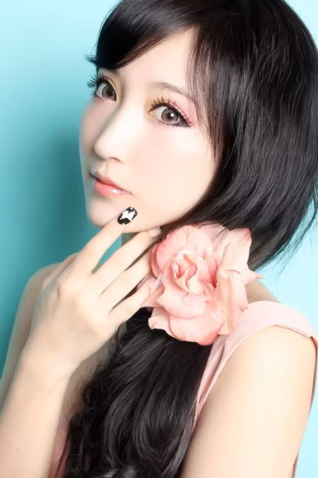 Hoa cài tóc dường như cũng kém phần xinh tươi so với nữ chủ nhân. (Ảnh: H) Xem thêm: Lên đời nhan sắc nhờ trang điểm.