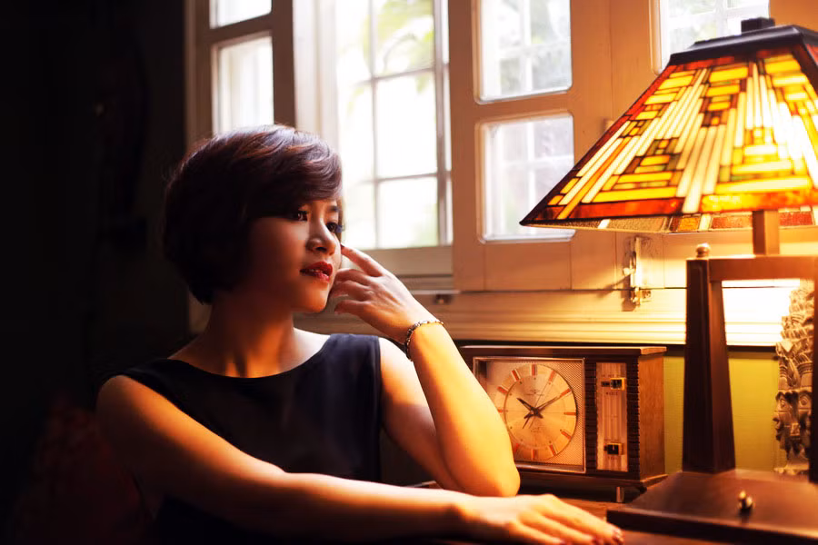 Dạ tiệc tối thường sử dụng nhiều ánh đèn vàng, vì vậy bạn nên lựa đầm làm sao để thật quyến rũ, sang trọng và "thân thiện" với ánh đèn. Ê kíp thực hiện Make up: Chang Nhung Photo: Luna Model: Ly Ly Xem thêm: Lên đời nhan sắc nhờ trang điểm.
