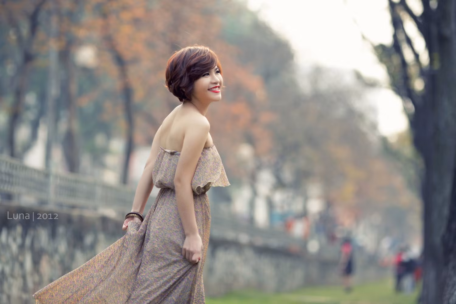 Một chiều hè dịu mát, dạo bước trên con đường rợp bóng hàng cây, để cho tà áo váy ngẩn ngơ bay trong gió... thật tuyệt vời. Màu son đỏ nồng nàn như làm bừng sáng nụ cười xinh thiếu nữ. Ê kíp thực hiện Make up: Chang Nhung Photo: Luna Model: Ly Ly Xem thêm: Lên đời nhan sắc nhờ trang điểm.