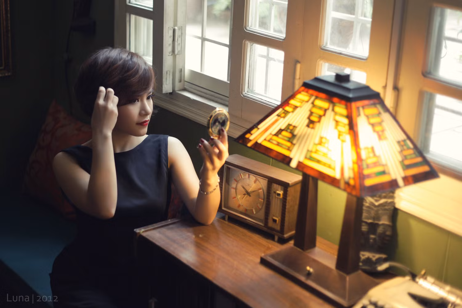 Trang điểm dự dạ tiệc tối cần sự chăm chút, cầu kỳ hơn so với trang điểm nhẹ nhàng thường ngày. Đặc biệt là đôi mắt cần thể hiện được chiều sâu, độ sắc sảo, đôi môi phải thật nồng nàn, cuốn hút. Ê kíp thực hiện Make up: Chang Nhung Photo: Luna Model: Ly Ly Xem thêm: Lên đời nhan sắc nhờ trang điểm.