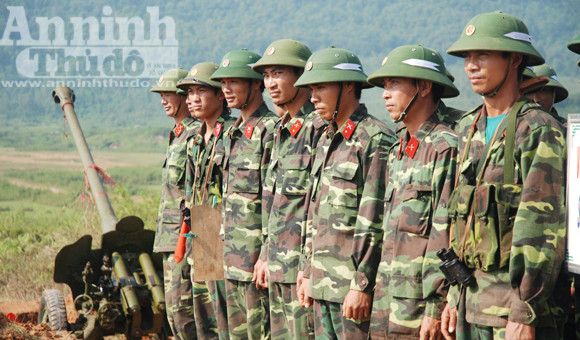 Sáng 1-11 tại trường bắn Hòa Thạch (huyện Quốc Oai, Hà Nội), Trung đoàn Pháo binh 452 trực thuộc Bộ Tư lệnh Thủ đô tổ chức kiểm tra bắn đạn thật cho lực lượng dự bị động viên của xã Phú Yên (huyện Phú Xuyên, Hà Nội), được biên chế ở Đại đội 8 – Tiểu đoàn 3 của Trung đoàn.