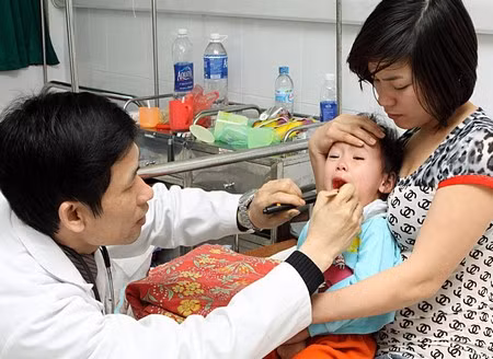 Để phòng bệnh cho trẻ vào mùa đông, cha mẹ cần lưu ý giữ ấm cho con, đặc biệt khi ra ngoài trời lạnh. Ảnh: Dương Ngọc.