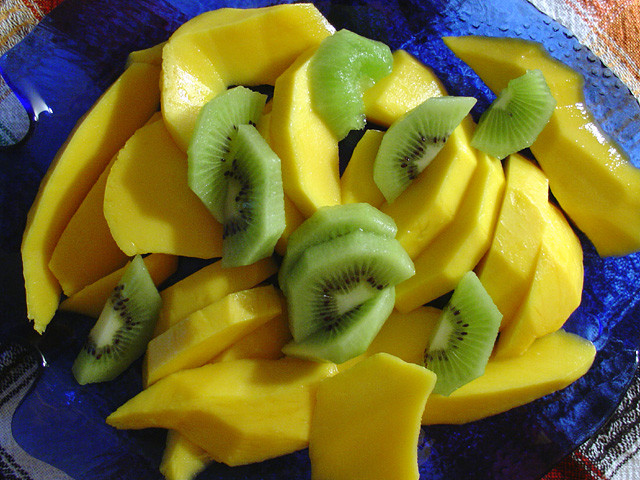 7. Răng: Xoài, kiwi là những thực phẩm bạn nên ăn để bảo vệ nướu. Hai loại quả nhiệt đới nói trên rất giàu vitamin C nên có tác dụng giảm viêm ở răng, nướu khá hiệu quả. Theo nghiên cứu của Ý, ăn một quả kiwi hoặc xoài mỗi ngày có thể khiến rủi ro mắc bệnh răng miệng giảm xuống 50%. Nếu mắc bệnh nha chu, các cytokine trong cơ thể sẽ tăng lên khiến bạn bị đau răng, chảy máu và vitamin C, D có thể ngăn chặn sự sinh sôi của cytokine.