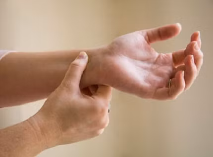 8. Đau xương cổ tay: Nguyên nhân chính của bệnh này là do chúng ta sử dụng chuột máy tính. Do các dây thần kinh bị chèn ép, nên nhiều người cảm thấy đau, tê ngón phải và ngón giữa, cảm giác ngón cái yếu đi, đau ở cổ tay và lòng bàn tay. Những người dễ gặp chứng bệnh này như nhà văn, thư ký, biên tập viên, kế toán… nhưng tỷ lệ mắc ở phụ nữ cao hơn nam giới. Chứng bệnh này không nguy hiểm đến tính mạng nhưng về lâu dài có thể tàn tật do tổn thương các dây thần kinh và mạch máu.
