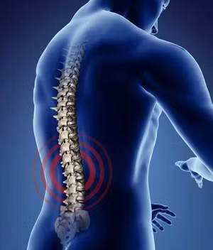 6. Đau cột sống: Một số biểu hiện rõ rệt nhất với những người ngồi lâu một chỗ là triệu chứng đau lưng, nhức mỏi xương khớp. Nếu ngồi lâu mà không đứng dậy đi lại, vận động bạn có thể bị chùn cột sống dẫn đến nguy cơ thoái hóa cột sống khi có tuổi. Ngoài ra, cùng với việc hạn chế tiếp xúc ánh nắng mặt trời lâu dần sẽ làm cho xương trở nên giòn, xốp và đẩy nhanh quá trình loãng xương kèm theo một số bệnh như thoát vị đĩa đệm, gai cột sống và thoái hóa đốt sống cổ.