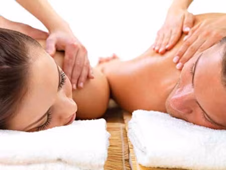 Xông hơi - xoa bóp: Cách này cần nhiều thời gian hơn, bạn có thể mua các loại lá xông về nấu và tự xông. Phương pháp này đơn giản, nhưng rất hiệu quả, bởi khi xông, nhờ tác động của hơi nóng, các mạch máu ngoại biên giãn ra, giúp máu lưu chuyển tốt hơn, cũng như thải những chất cặn bã trong tuần hoàn huyết, thông qua tuyến mồ hôi ra ngoài.