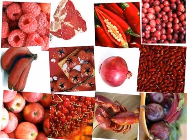 Màu đỏ: Ngoài việc là gam màu kích thích vị giác, màu đỏ còn mang lại cảm giác tràn trề sinh lực. Nếu bạn chán ăn, có thể thêm một vài thực phẩm màu đỏ vào thực đơn của mình. Màu đỏ: Ngoài việc là gam màu kích thích vị giác, màu đỏ còn mang lại cảm giác tràn trề sinh lực. Nếu bạn chán ăn, có thể thêm một vài thực phẩm màu đỏ vào thực đơn của mình.