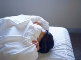 Khi bị cảm ăn uống ít, thể chất yếu ớt, nếu đổ mồ hôi nhiều dễ gây mất nước và kiệt sức, dẫn tới sức đề kháng suy giảm, bệnh tình càng trầm trọng hơn.