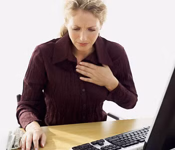 5. Trống ngực: Là biểu hiện cho thấy bạn đang bị stress, bồn chồn, hồi hộp, trạng thái tâm lý bất an. Nếu tình trạng trống ngực này không sớm được khống chế sẽ rất dễ dẫn đến đột quỵ. 5. Trống ngực: Là biểu hiện cho thấy bạn đang bị stress, bồn chồn, hồi hộp, trạng thái tâm lý bất an. Nếu tình trạng trống ngực này không sớm được khống chế sẽ rất dễ dẫn đến đột quỵ.
