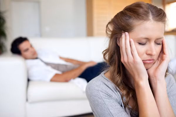 7. Đau khi “giao ban”: “Giao ban” luôn đem lại cho mọi người những cảm xúc thăng hoa thoải mái nhưng ngược lại bạn lại cảm thấy chuyện “gối chăn” thật tồi tệ vì chẳng những bạn không cảm nhận được cảm giác thăng hoa tuyệt vời mà bạn còn phải trải qua cảm giác đau đớn khó chịu. Đây cũng là một trong số những nguyên nhân bạn muốn từ chối “chuyện ấy”. 7. Đau khi “giao ban”: “Giao ban” luôn đem lại cho mọi người những cảm xúc thăng hoa thoải mái nhưng ngược lại bạn lại cảm thấy chuyện “gối chăn” thật tồi tệ vì chẳng những bạn không cảm nhận được cảm giác thăng hoa tuyệt vời mà bạn còn phải trải qua cảm giác đau đớn khó chịu. Đây cũng là một trong số những nguyên nhân bạn muốn từ chối “chuyện ấy”.