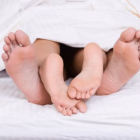Vậy nguyên nhân do đâu dẫn đến tình trạng này? Theo các chuyên gia tình dục thì nếu bạn và bạn tình đã đạt được những cảm xúc hưng phấn nhất định để bắt đầu “nhập cuộc” mà vẫn có cảm giác đau đớn thì nguyên nhân có thể là do viêm nhiễm khung xương chậu, u buồng trứng, ung thư cổ tử cung hoặc có thể là do viêm nhiễm ở cổ tử cung. Vậy nguyên nhân do đâu dẫn đến tình trạng này? Theo các chuyên gia tình dục thì nếu bạn và bạn tình đã đạt được những cảm xúc hưng phấn nhất định để bắt đầu “nhập cuộc” mà vẫn có cảm giác đau đớn thì nguyên nhân có thể là do viêm nhiễm khung xương chậu, u buồng trứng, ung thư cổ tử cung hoặc có thể là do viêm nhiễm ở cổ tử cung.
