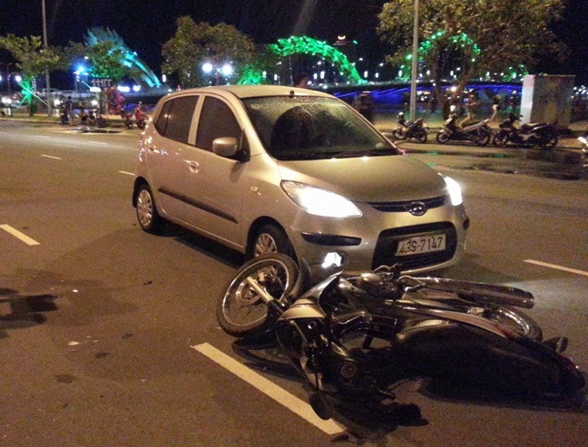 Xe ô tô đi ngược chiều gây tai nạn. Ảnh H.Q