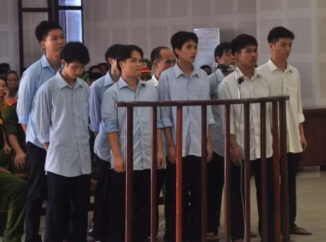 Phạm Thanh Hiếu và nhóm đàn em dùng súng bắn người lãnh tổng án tù 80 năm. Phạm Thanh Hiếu và nhóm đàn em dùng súng bắn người lãnh tổng án tù 80 năm.