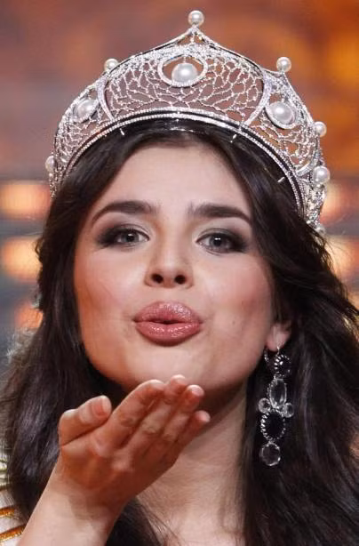 Elmira Abdrazakova sinh năm 1995 với chiều cao 1,75m, sở hữu gương mặt khả ái đôn hậu và thánh thiện cũng như sự thông minh đã giúp cô trở thành hoa hậu LB Nga 2013. Elmira Abdrazakova sinh năm 1995 với chiều cao 1,75m, sở hữu gương mặt khả ái đôn hậu và thánh thiện cũng như sự thông minh đã giúp cô trở thành hoa hậu LB Nga 2013.