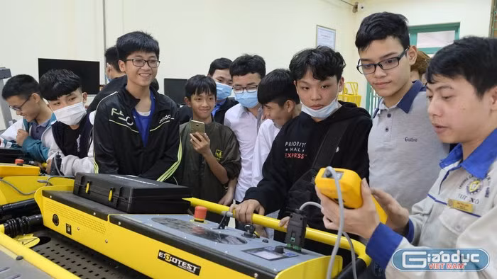 Nhiều trường nghề phải cân đối khối lượng chương trình giảng dạy để học sinh vừa học văn hoá vừa học nghề không bị "nặng tải". Ảnh: NTCC Nhiều trường nghề phải cân đối khối lượng chương trình giảng dạy để học sinh vừa học văn hoá vừa học nghề không bị "nặng tải". Ảnh: NTCC