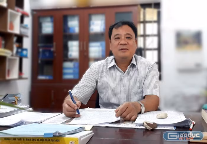 Thầy Hồ Tuấn Anh - Hiệu trưởng Trường Trung học cơ sở Quỳnh Phương. Ảnh: Tùng Dương