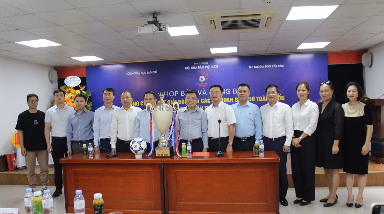 Các đại biểu cùng chụp ảnh lưu niệm trong buổi họp báo. Ảnh: Trung Dũng Các đại biểu cùng chụp ảnh lưu niệm trong buổi họp báo. Ảnh: Trung Dũng