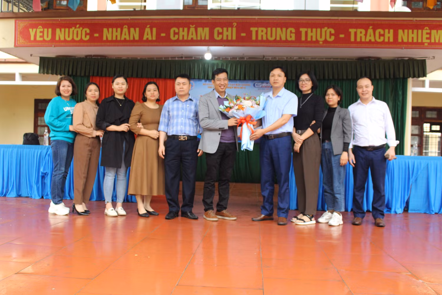 Thầy Nguyễn Đức Thiệu - Hiệu trưởng Trường Trung học phổ thông Hiệp Hòa số 4 tặng hoa cho vị diễn giả vì đã mang đến một buổi trò chuyện đầy ý nghĩa. Ảnh: Trung Dũng