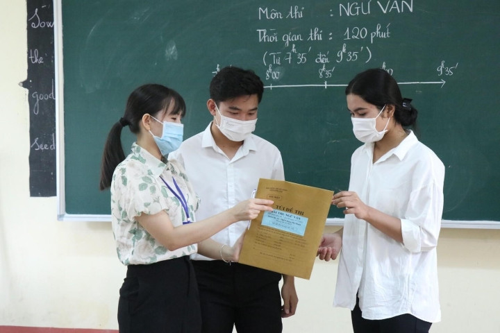 Học sinh Hà Nam cùng giám thị kiểm tra niêm phong túi đề thi trong Kỳ thi tốt nghiệp Trung học phổ thông năm 2022. Ảnh: Thông tấn xã Việt Nam Học sinh Hà Nam cùng giám thị kiểm tra niêm phong túi đề thi trong Kỳ thi tốt nghiệp Trung học phổ thông năm 2022. Ảnh: Thông tấn xã Việt Nam