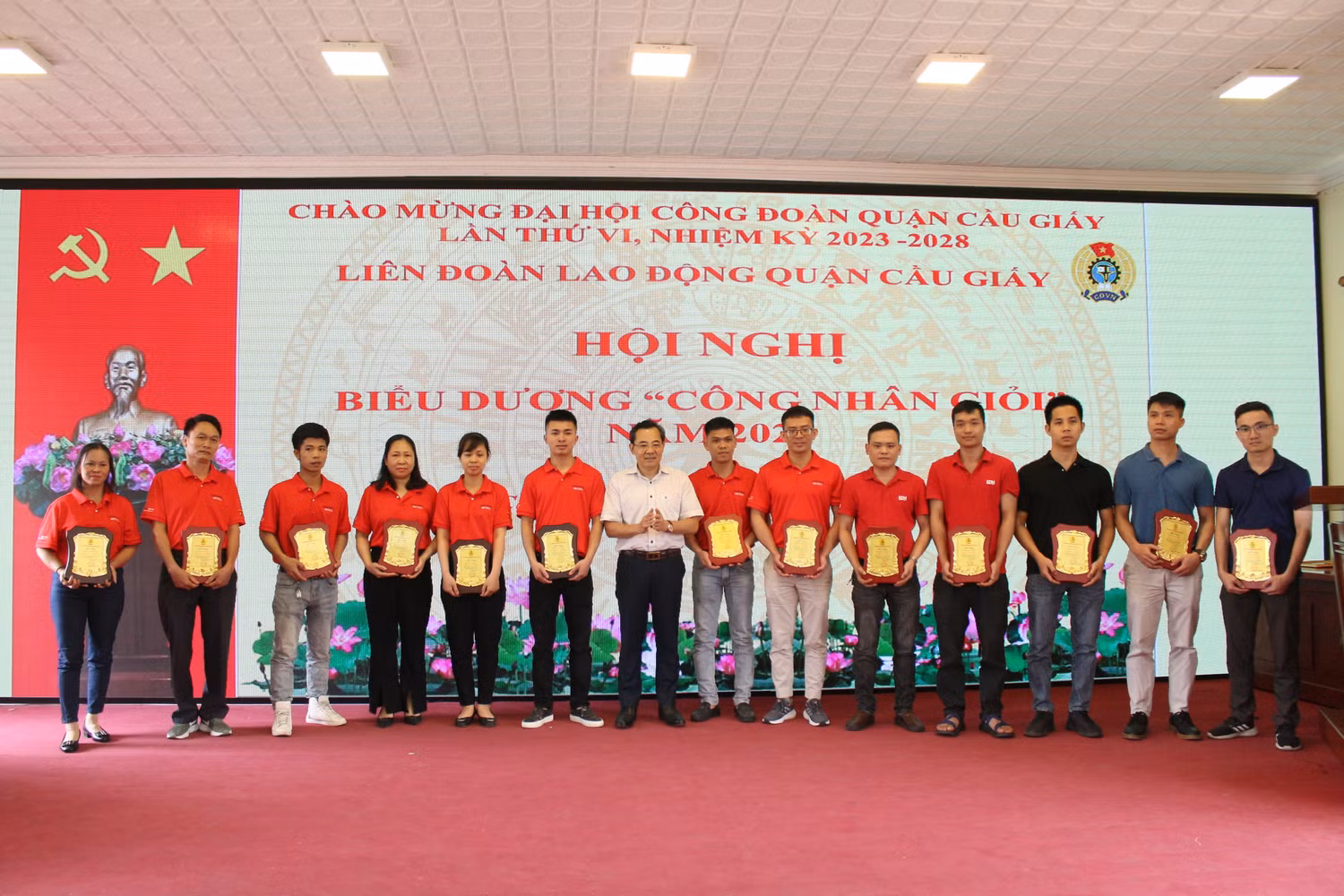 Đại diện các tổ chức, cá nhân nhận kỷ niệm chương biểu dương "Công nhân giỏi". Ảnh: T.D Đại diện các tổ chức, cá nhân nhận kỷ niệm chương biểu dương "Công nhân giỏi". Ảnh: T.D